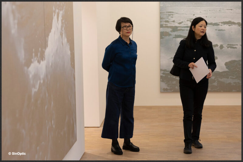 Visite commentée par Mme LUO Mingjun de son exposition «No way back»