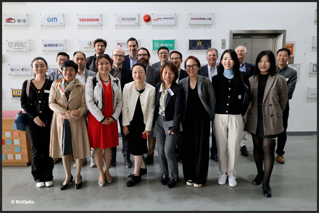 8 novembre 2024 - Visite au Swiss Centers de Shanghai - la délégation et l'équipe de Swiss Centers posent pour la photographie